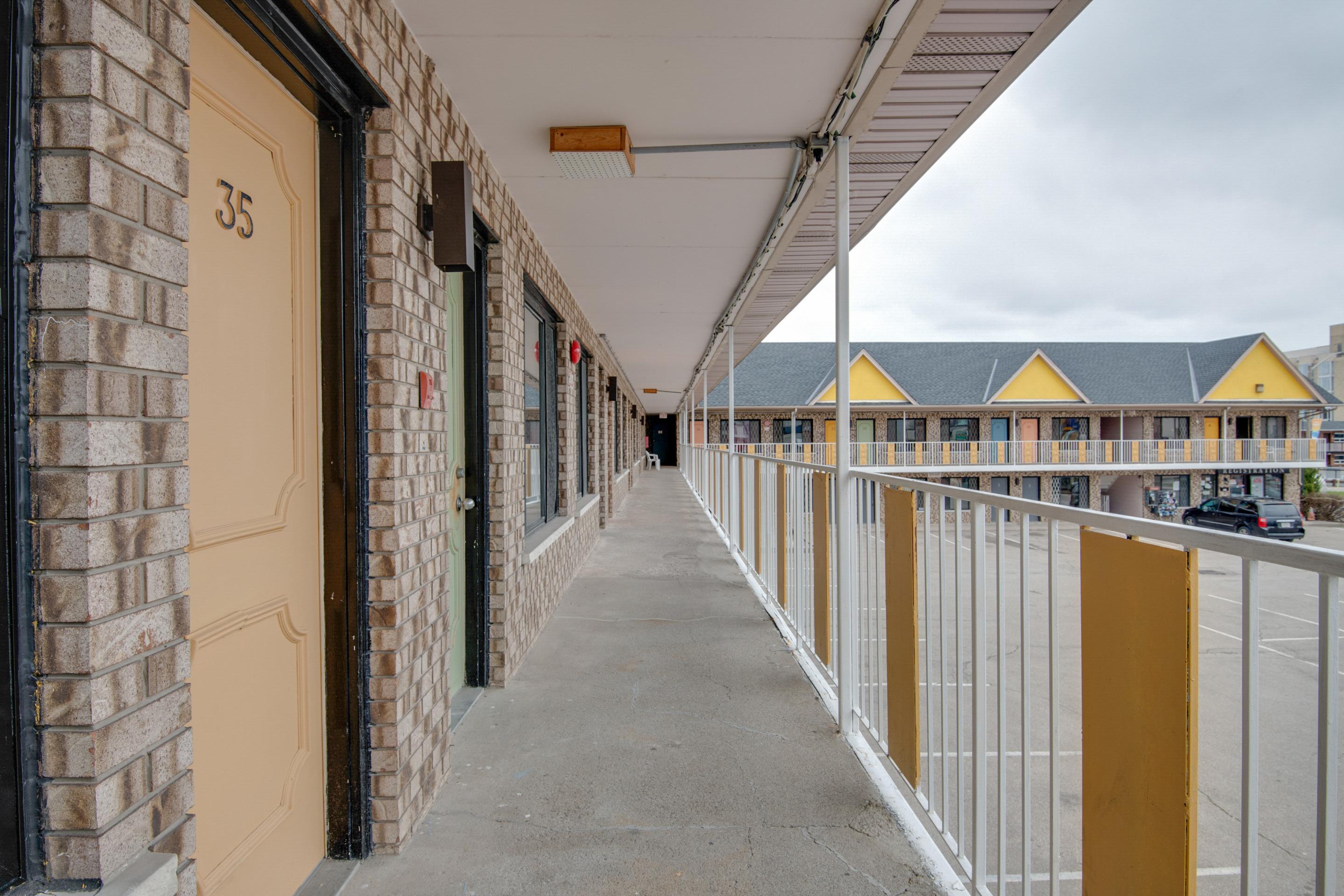 Falls Inn Near Casino Niagara By Oyo Exterior foto